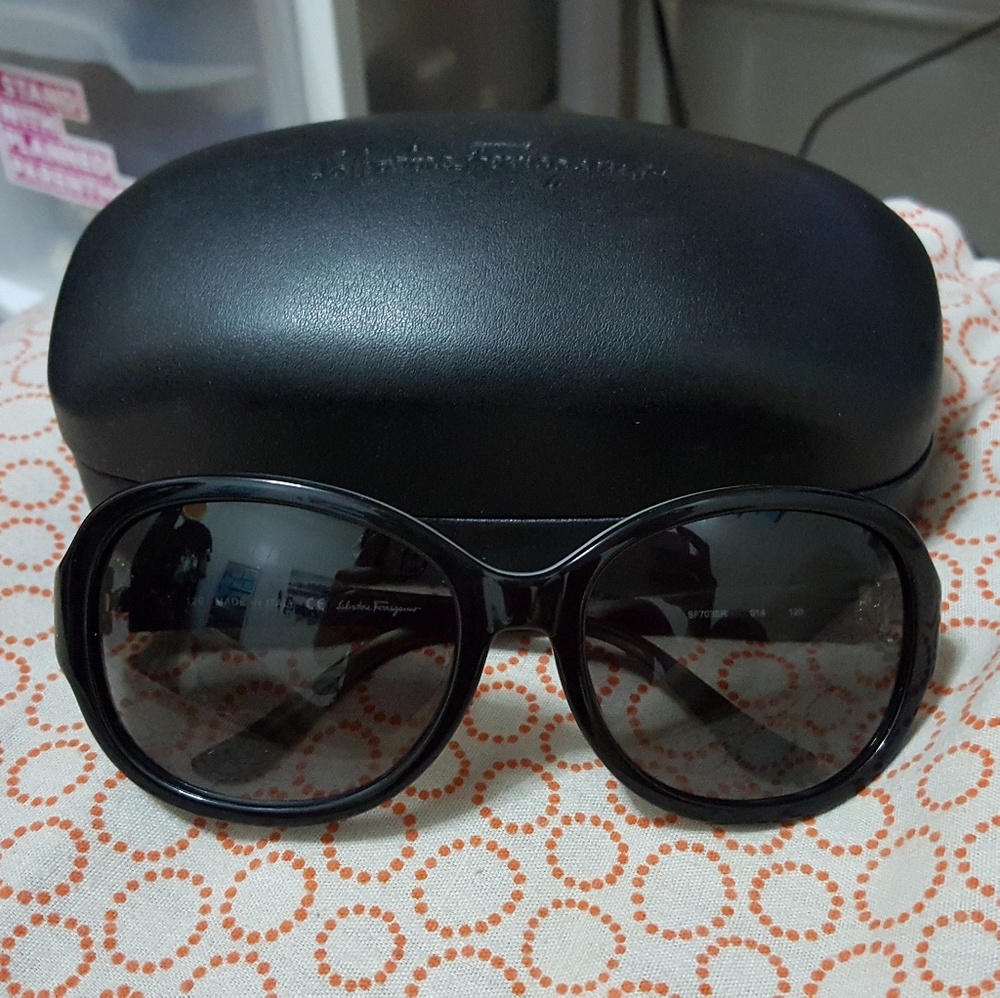 Salvatore Ferragamo black/grey sunglasses